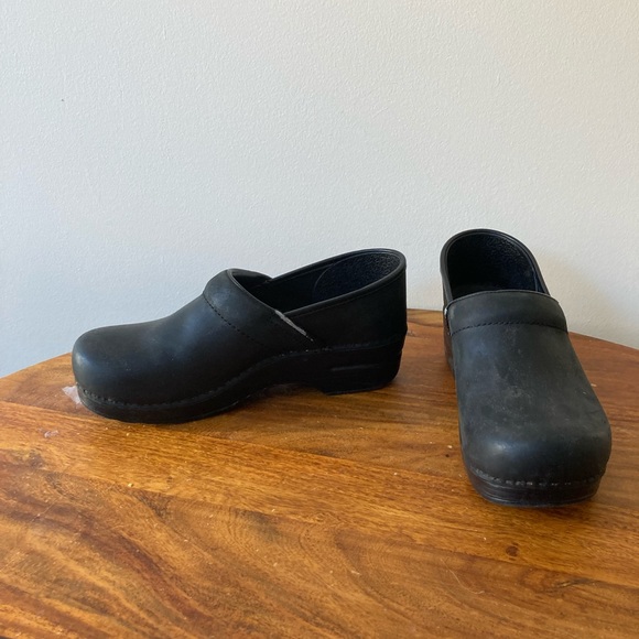 Black Leather Dansko Clogs Size 40 / US 9 - Picture 2 of 5